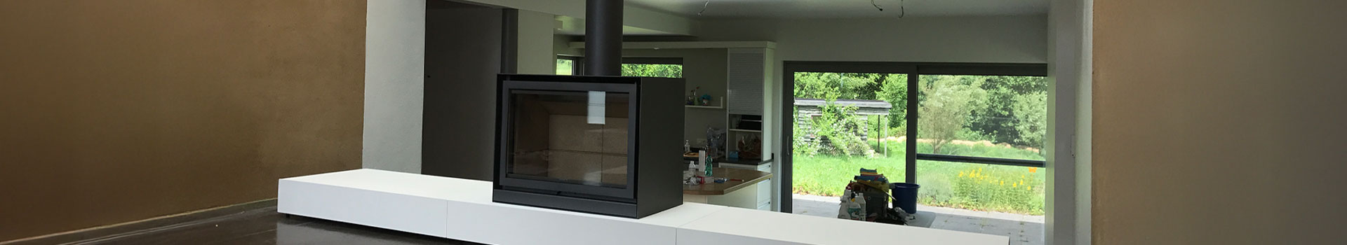Grand poêle à bois intérieur moderne 